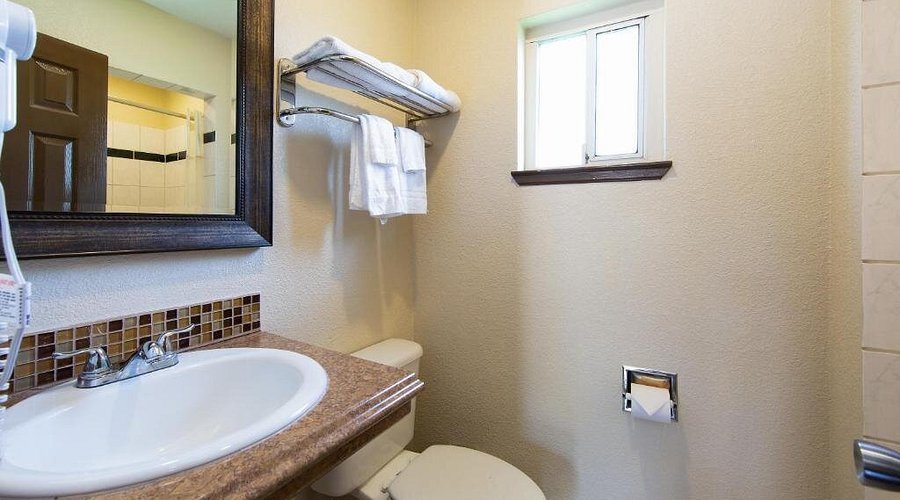 Signature Inn Merced Yosemite Parkway — Bathroom