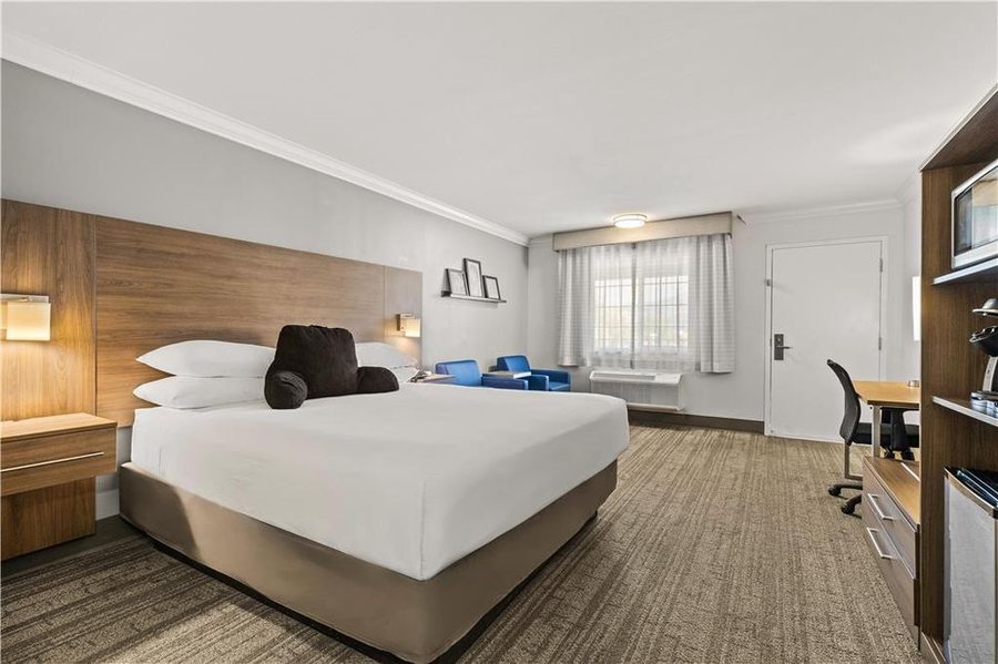 Signature Temecula — Guest room