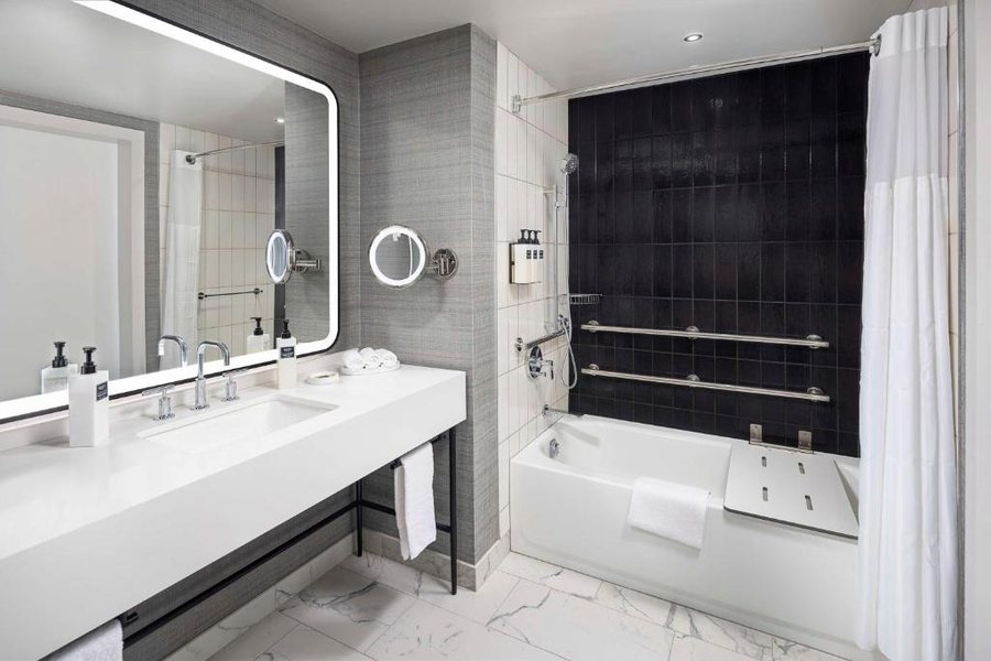 Signia By Hilton Atlanta Georgia World Congress Center Atlanta Georgia — Bathroom