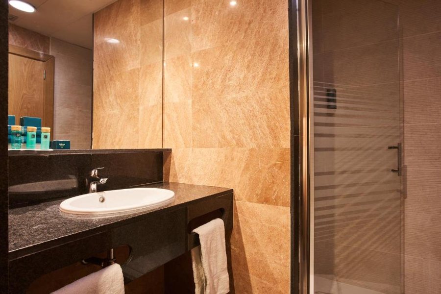 Silken Ramblas Barcelona Barcelona Catalonia — Bathroom