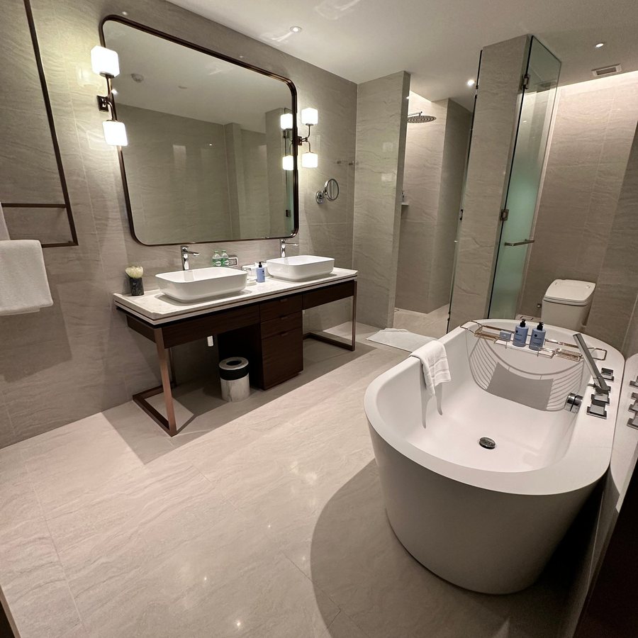 SILQ Hotel Residence — Bathroom