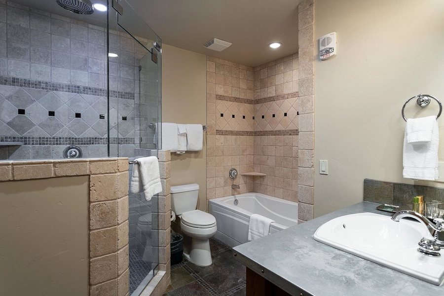 Silver Baron Lodge — Bathroom