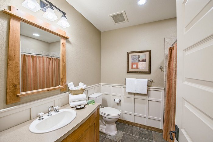 Silver Mountain Resort Lodging — Bathroom