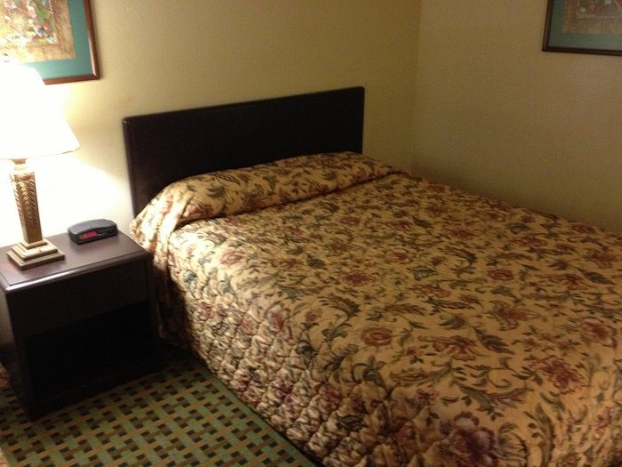 Silver Queen Inn — Guest room