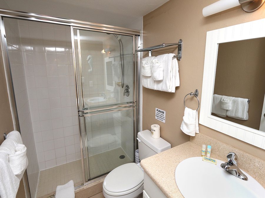 Silver Sands Oceanfront Motel — Bathroom