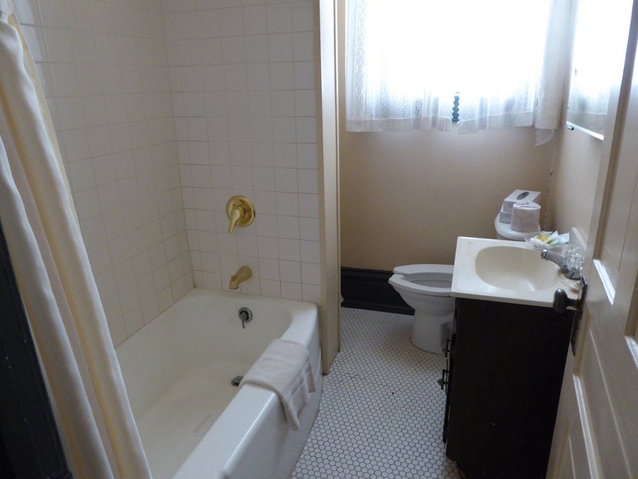 Silverado Franklin Historic Hotel Gaming Complex — Bathroom