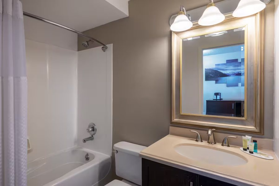 Silverbow Inn — Bathroom