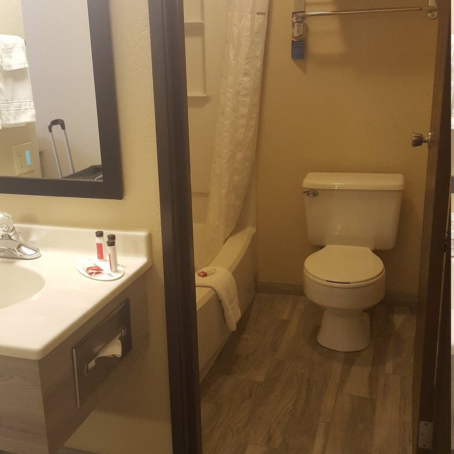 SilverStone Inn Suites — Bathroom