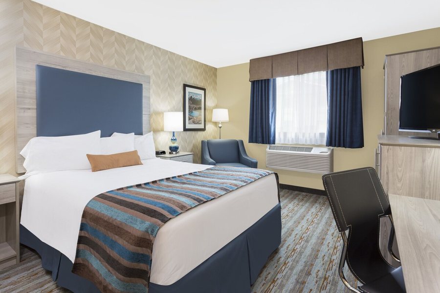 SilverStone Inn Suites — Guest room