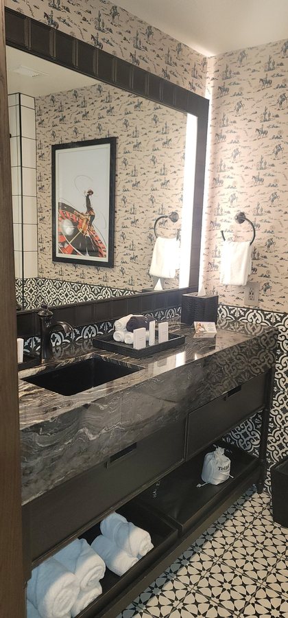 Silverton Casino Lodge Las Vegas Nevada — Bathroom