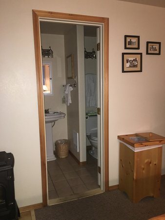 Silverwolf Log Chalet Resort — Bathroom