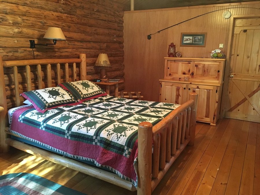 Silverwolf Log Chalet Resort — Guest room