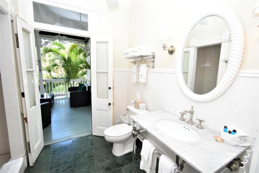 Simonton Court Historic Inn and Cottages — Bathroom