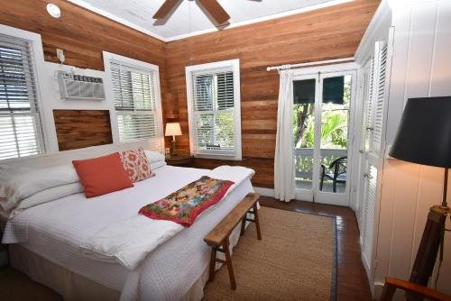 Simonton Court Historic Inn and Cottages — Guest room