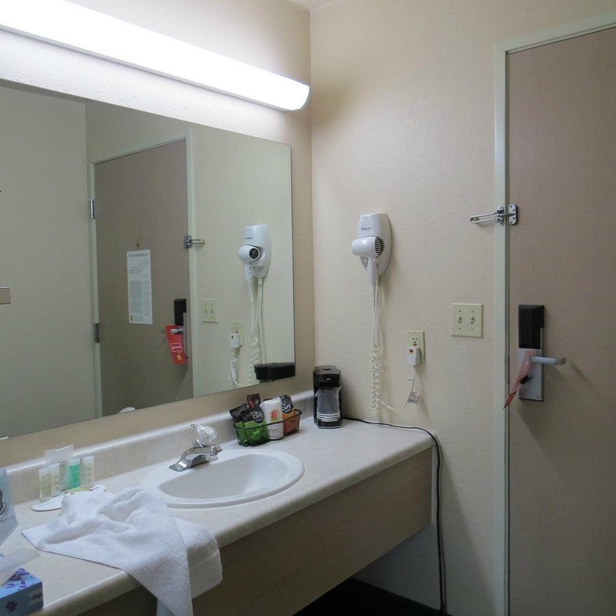Simple Rewards Inn — Bathroom