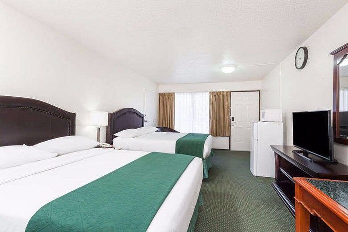 Simple Rewards Inn — Guest room