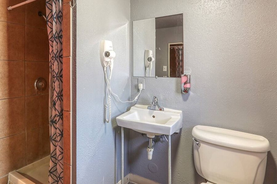 Sin City Hostel Las Vegas Nevada — Bathroom