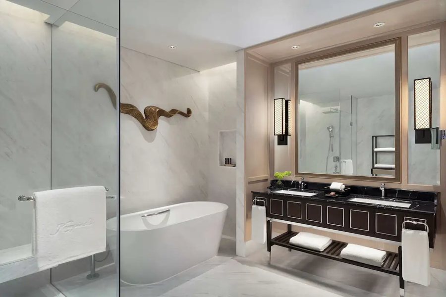 Sindhorn Kempinski Hotel Bangkok — Bathroom