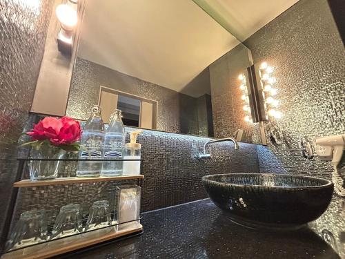 Sino House Phuket Hotel and Apartment — Bathroom