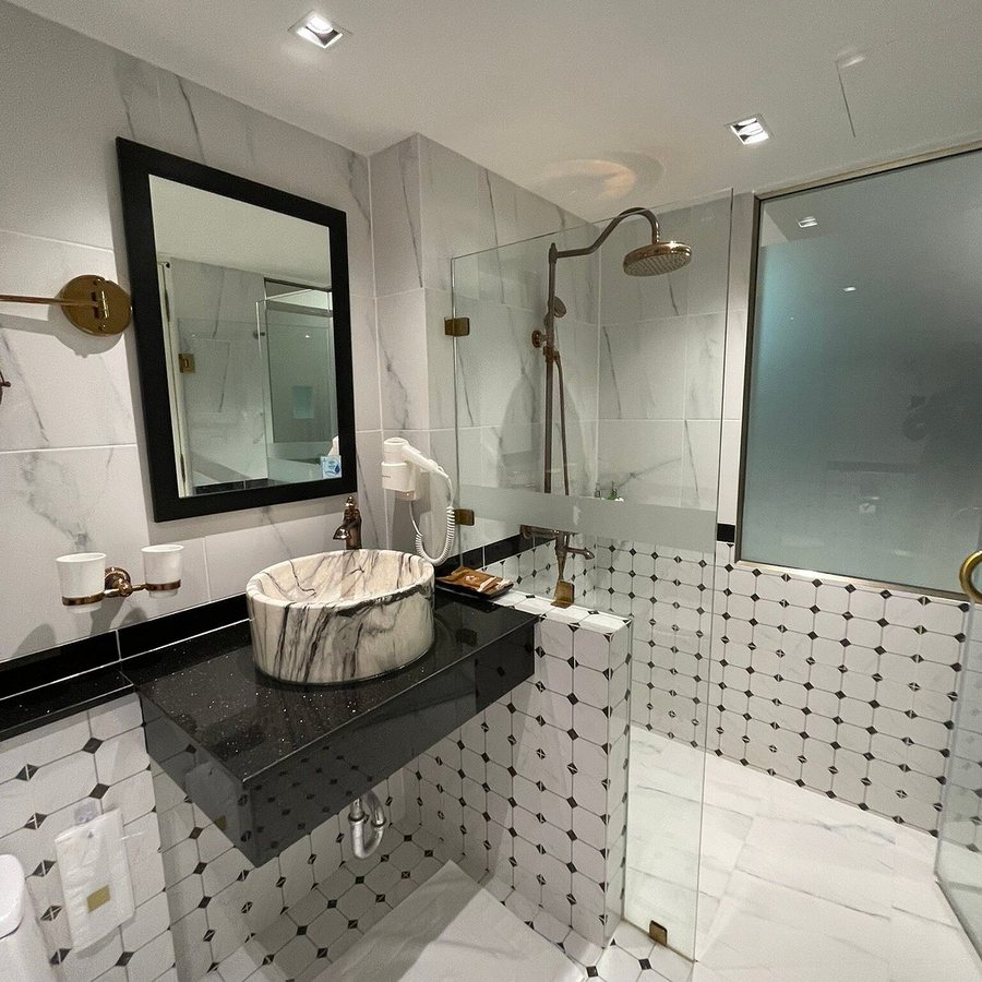 Siri Heritage Bangkok Hotel — Bathroom