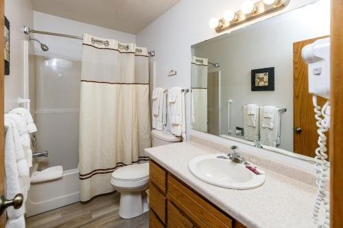 Sister Bay Inn — Bathroom