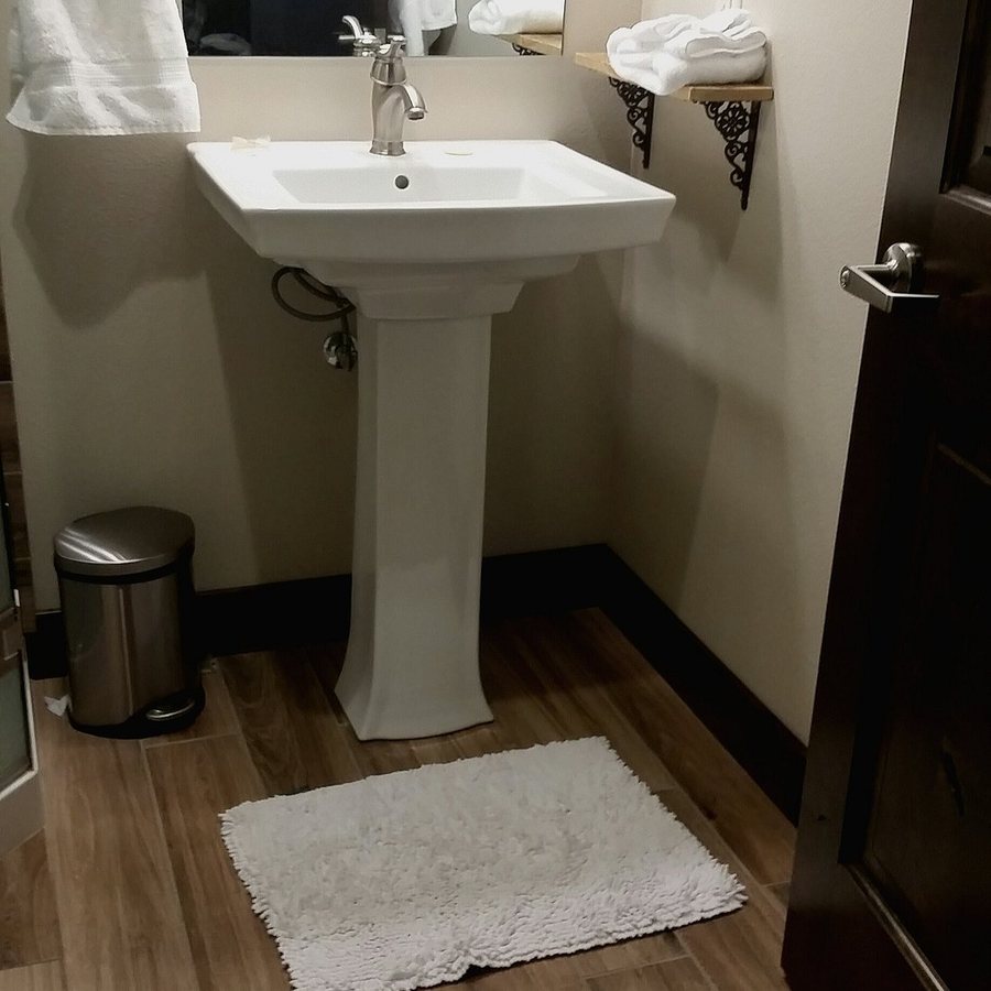 Sisters Bunkhouse — Bathroom