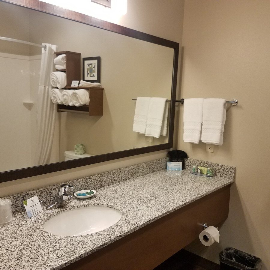 Sisters Inn and Suites — Bathroom