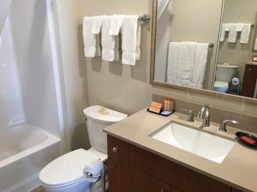 Sitka Hotel — Bathroom