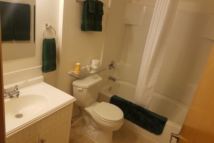 Sitka s Eagle Bay Inn — Bathroom
