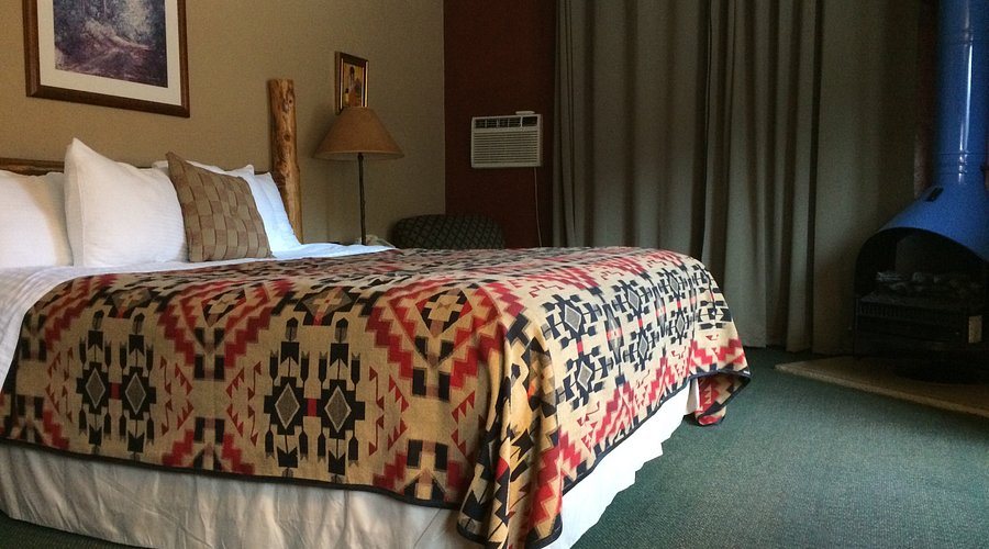 Sitzmark Chalet Inn — Guest room