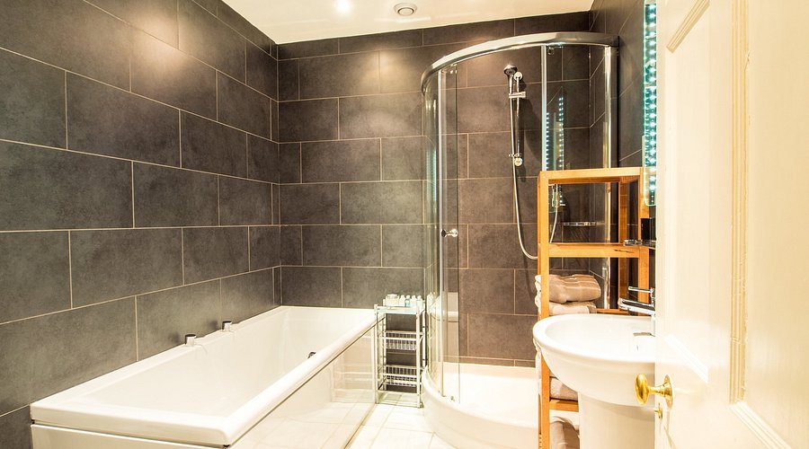Six Brunton Place Guest House — Bathroom