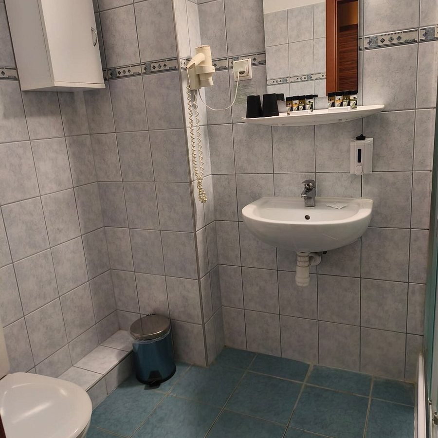 Six Inn Hotel Budapest — Bathroom
