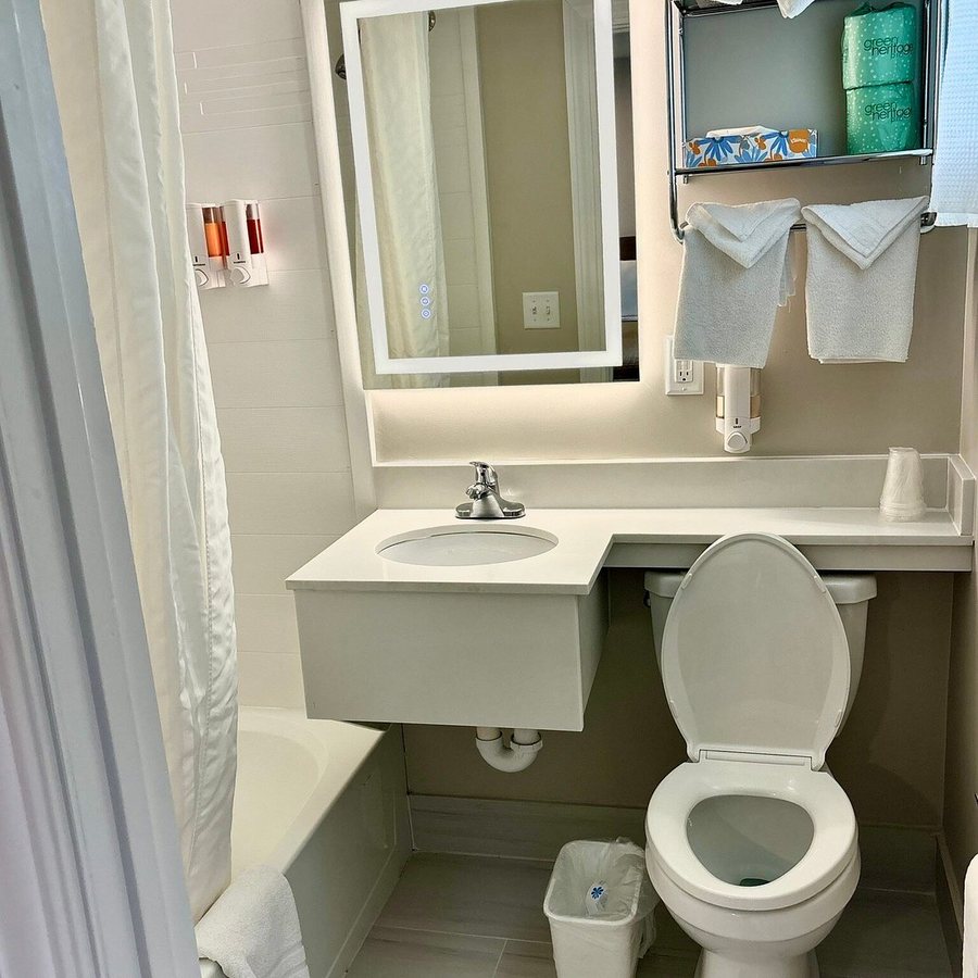 Skaket Beach Motel — Bathroom