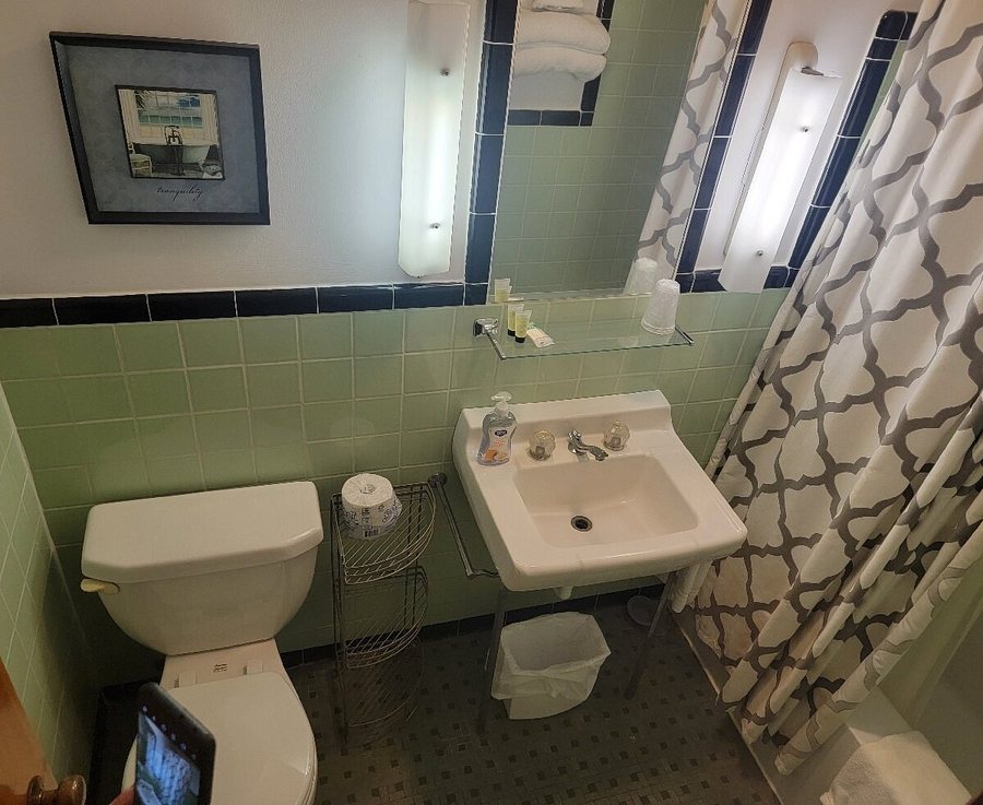 Skaneateles Inn on 20 — Bathroom