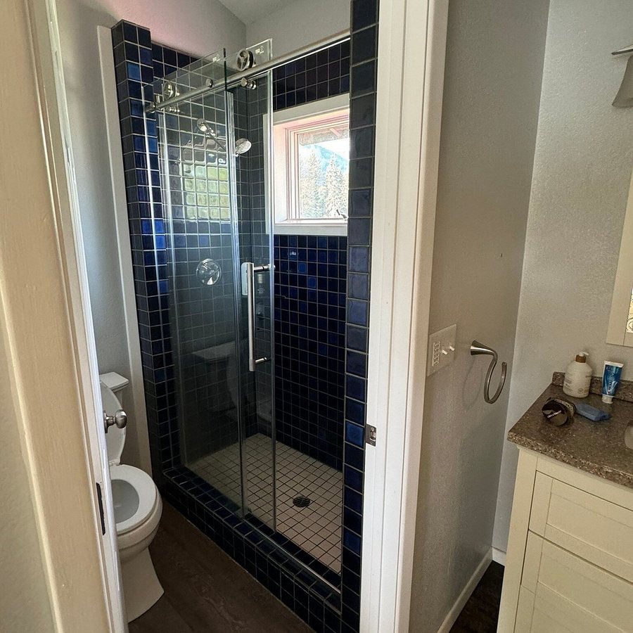 Ski Inn Anchorage — Bathroom