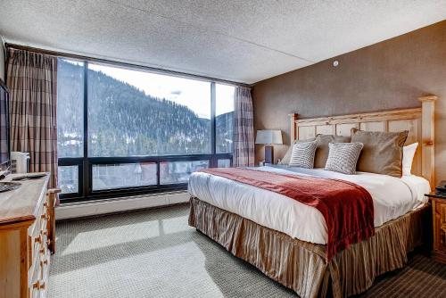 Ski Tip Lodge — Guest room