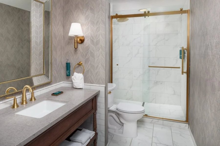 Skirvin Oklahoma City a Hilton Hotel — Bathroom