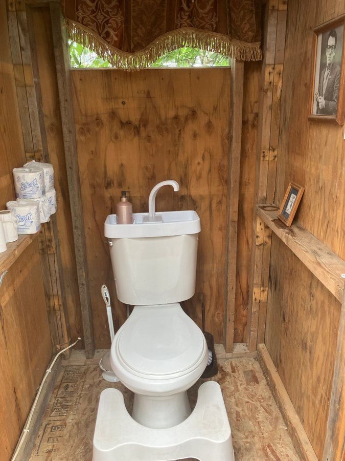 Sky Eco Glacier General Store and Cabins Coram Montana — Bathroom