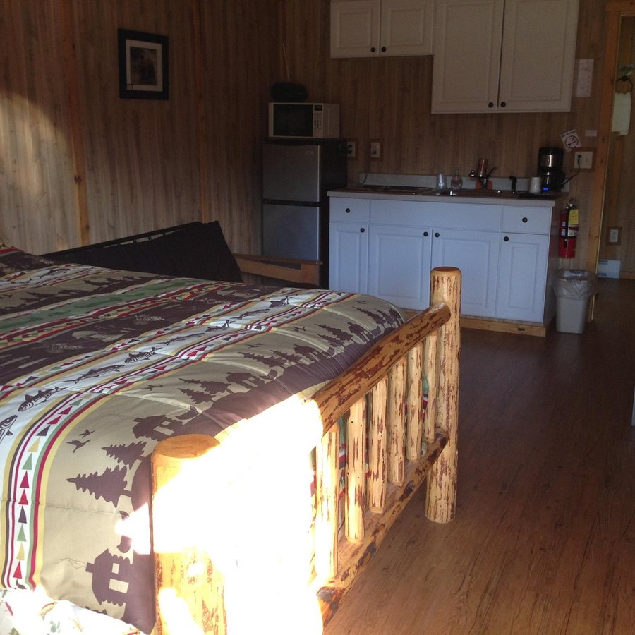 Sky Eco Glacier General Store and Cabins Coram Montana — Guest room