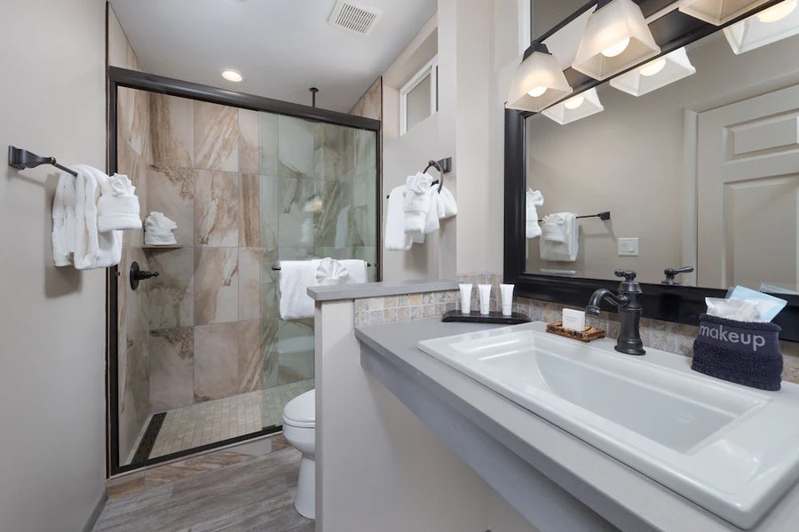 Sky Ranch Lodge Sedona Arizona — Bathroom