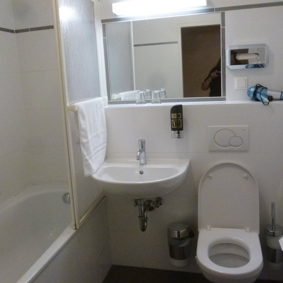SKY9 Penthouse Apartments — Bathroom