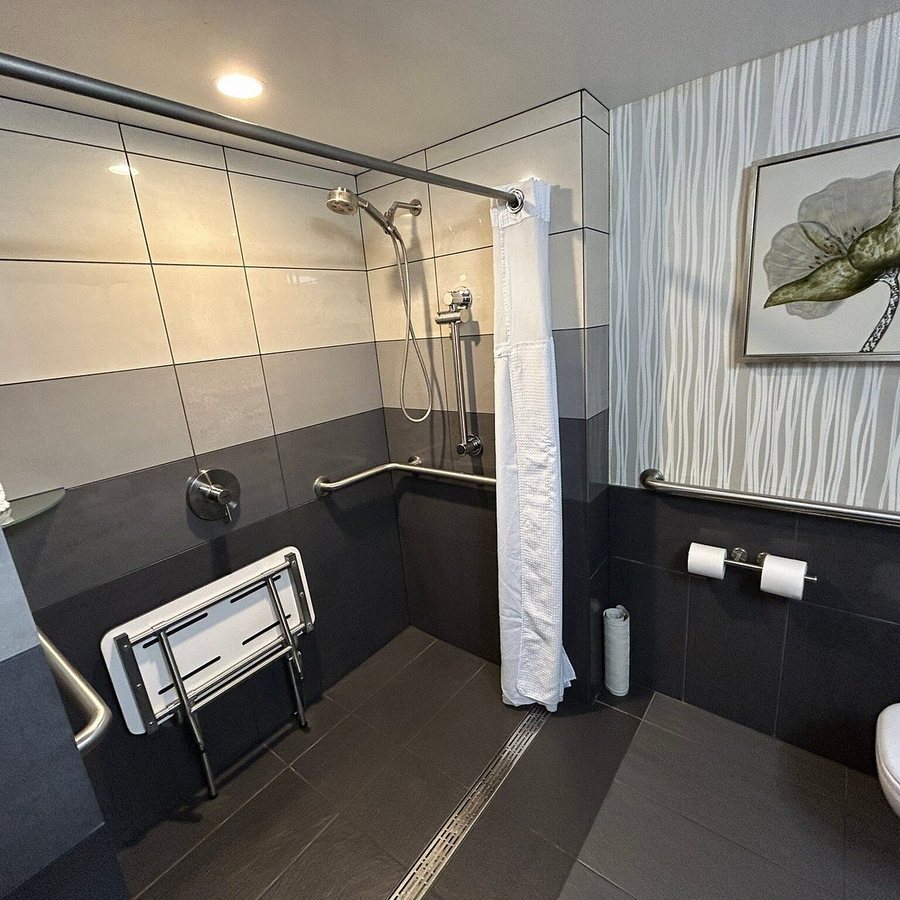 Skybridge Seattle Airport Hotel — Bathroom
