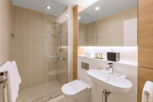 SKYE Suites Sydney — Bathroom