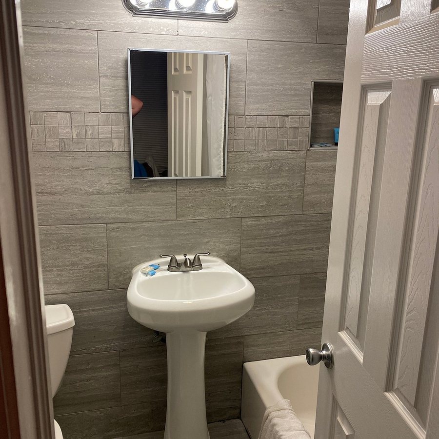 Skylark Resort Motel — Bathroom