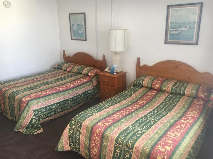 Skylark Resort Motel — Guest room