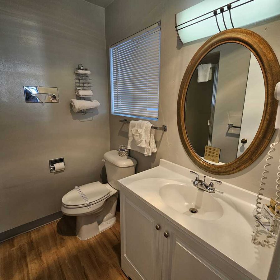 Skylark Shores Resort — Bathroom