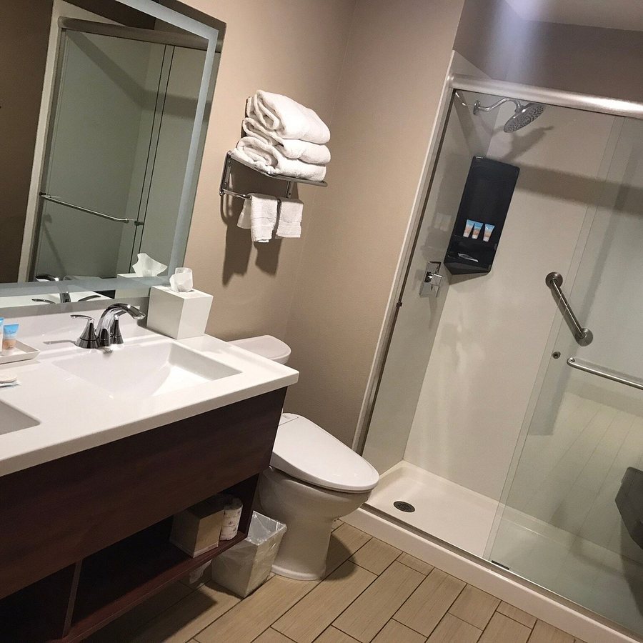 Skyline Hotel and Casino — Bathroom
