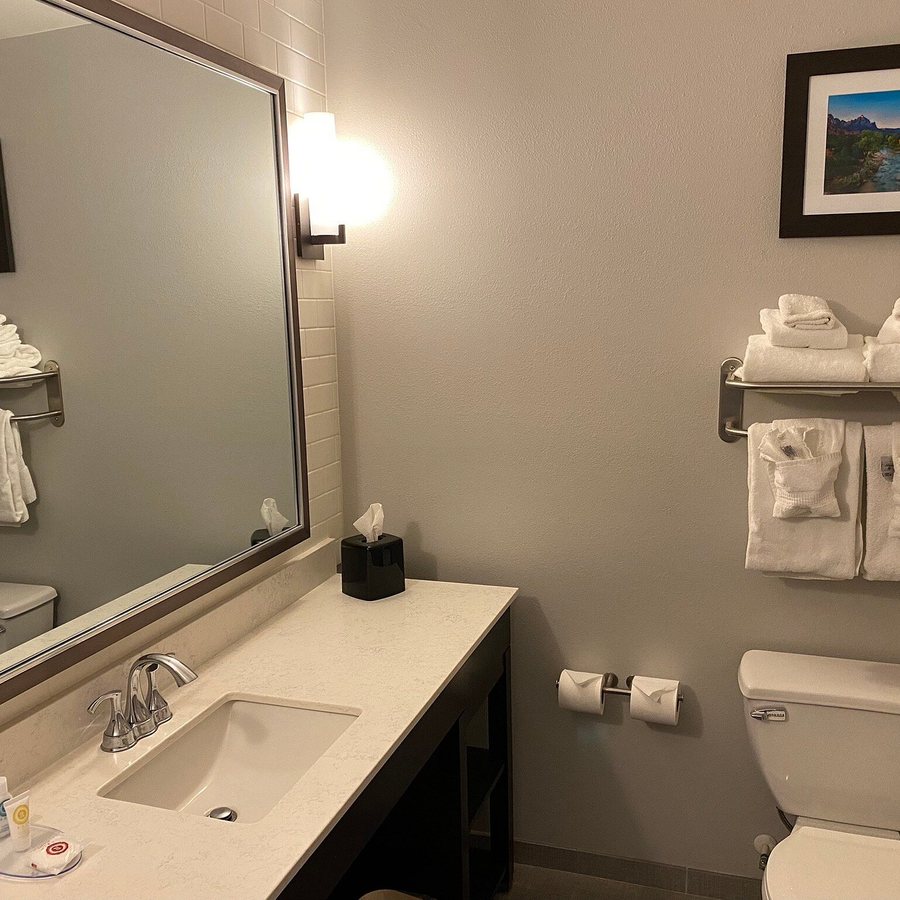 Skyline Inn — Bathroom