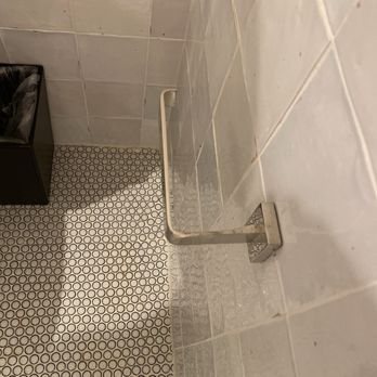 Skyline Lodge — Bathroom
