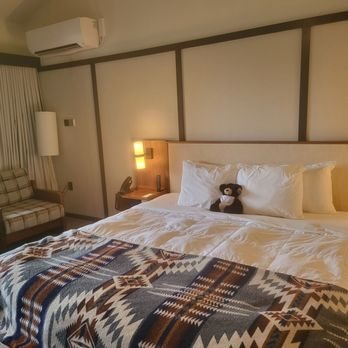 Skyline Lodge — Guest room